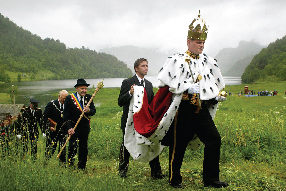 A photograph of the coronation of Viceroy Morten Holmefjord.