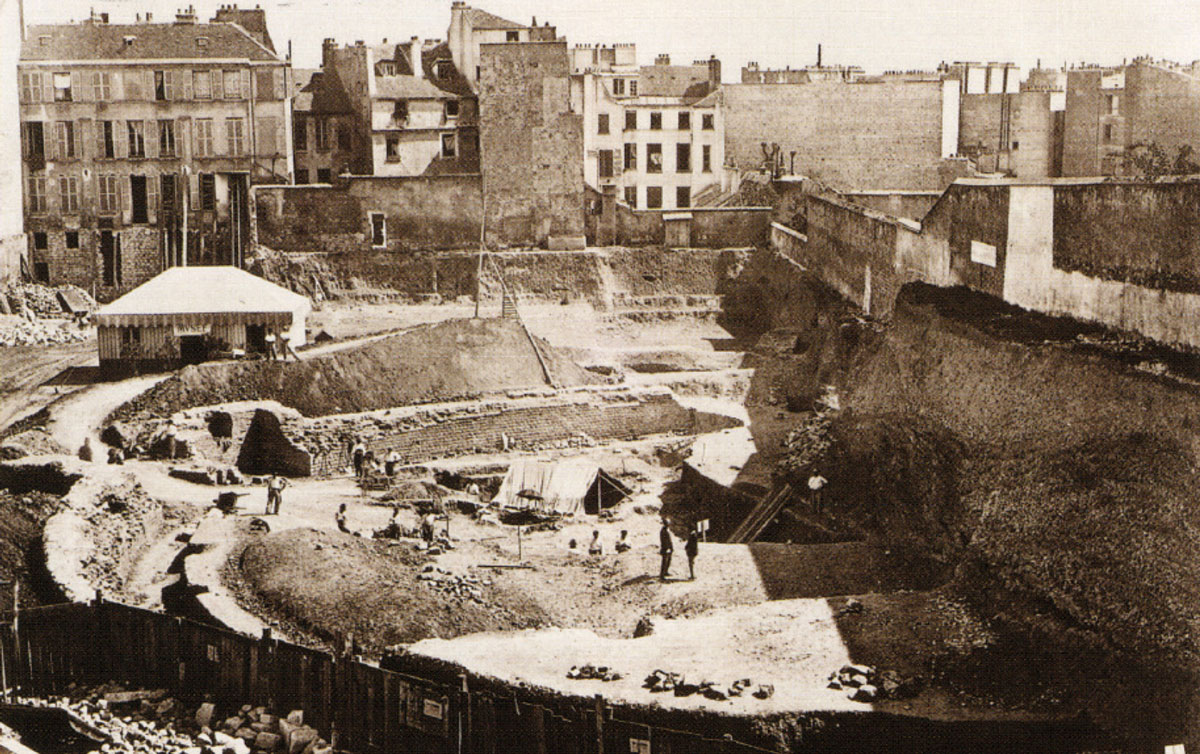 A photograph of the 1870 excavation of the arènes de Lutèce.