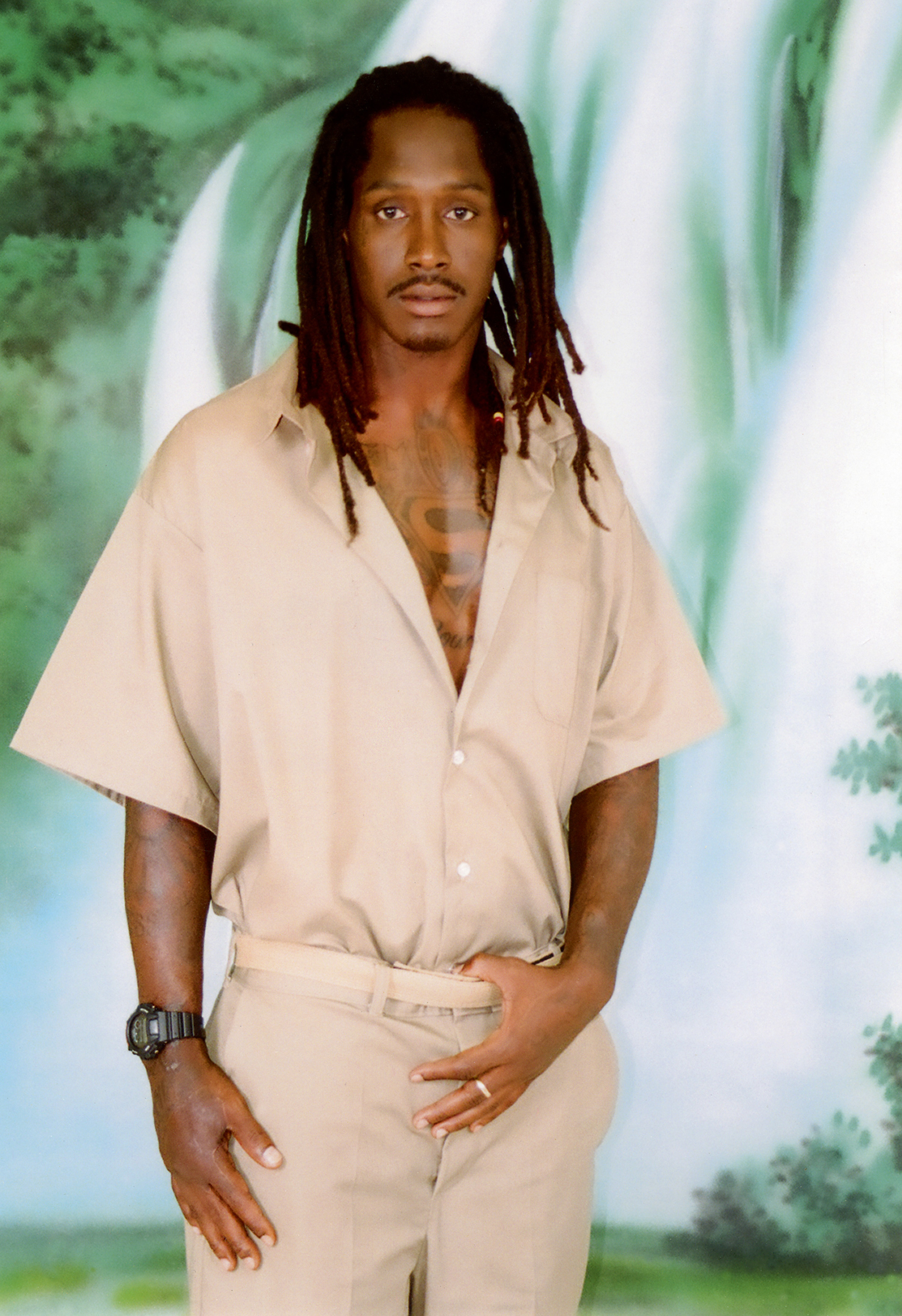 A photograph of Antoine Ealy in front of a mural at the Coleman Federal Correctional Complex in Coleman, Florida.