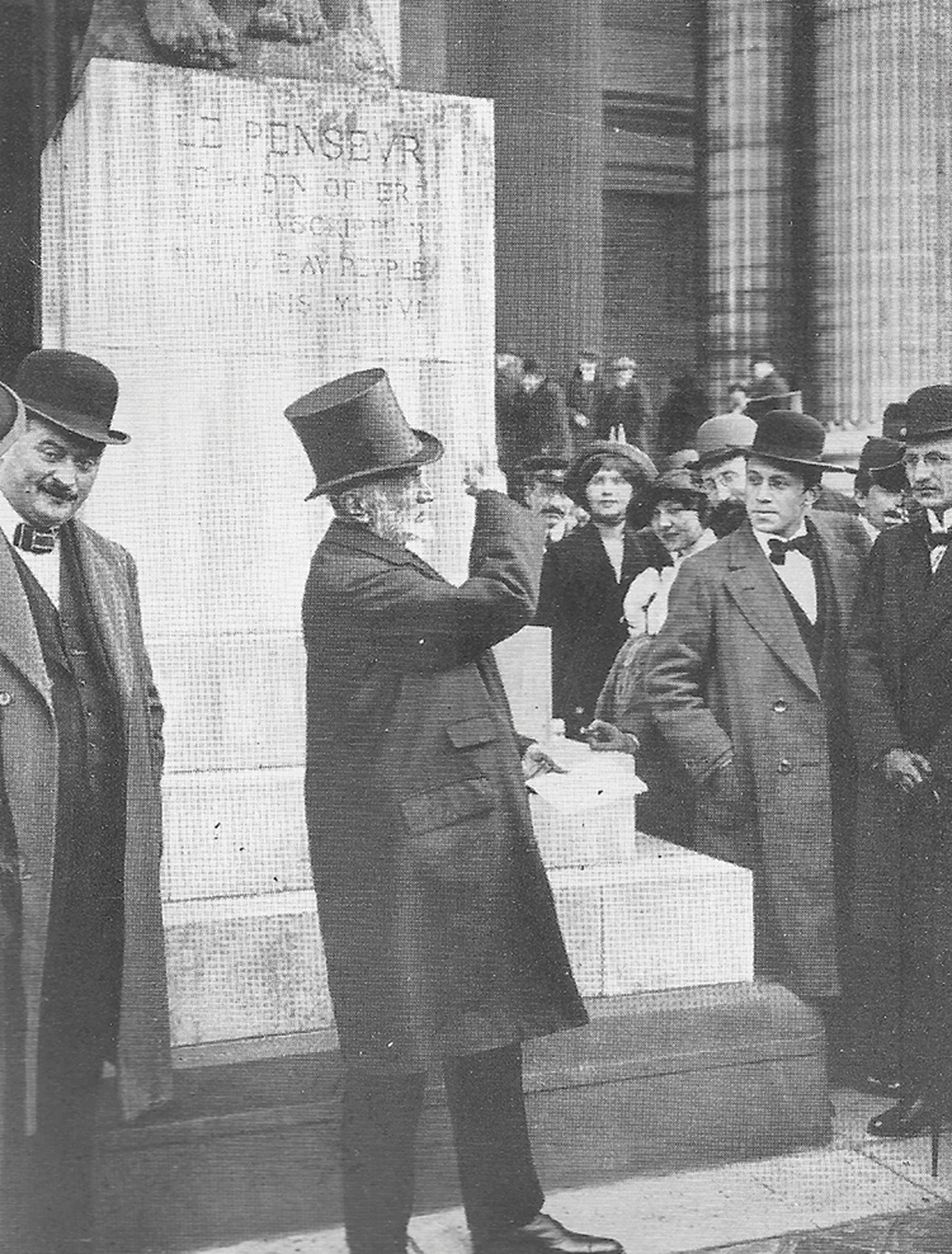 A photograph of Jean-Pierre Brisset addressing a crowd in front of Rodin’s Thinker at the Pantheon on the 13th of April nineteen thirteen. 