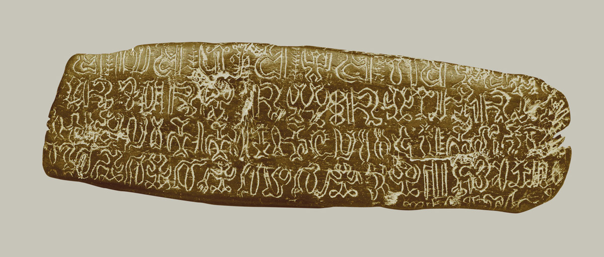 A photograph of an eighteenth or early nineteen century tablet with rongorongo inscription.