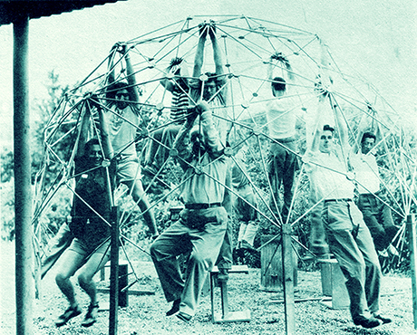 Kenneth Snelson, R. Buckminster Fuller’s Dome, Demonstration of Strength, Black Mountain College, 1949.