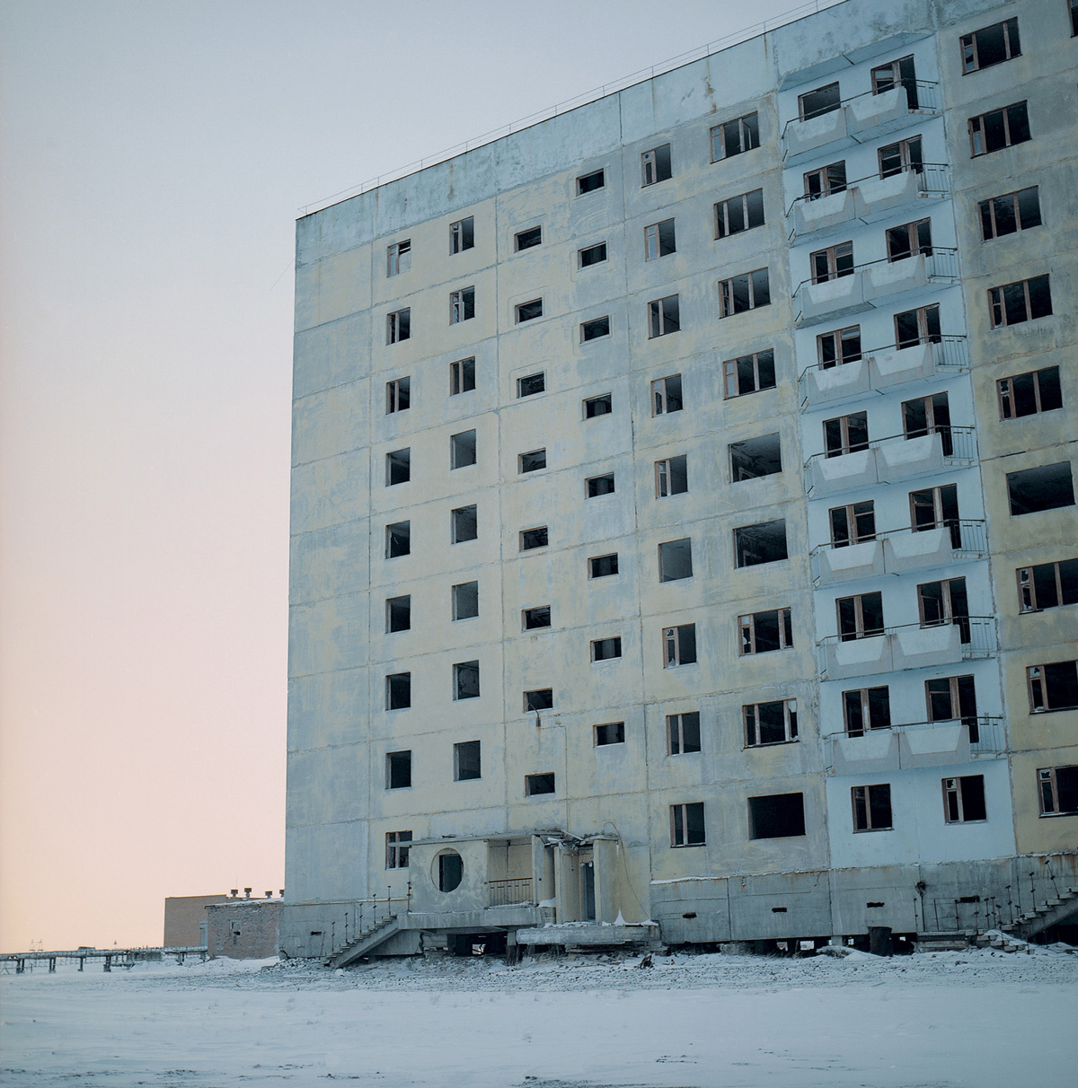 A photograph of an apartment building in Norilsk, Northern Siberia.