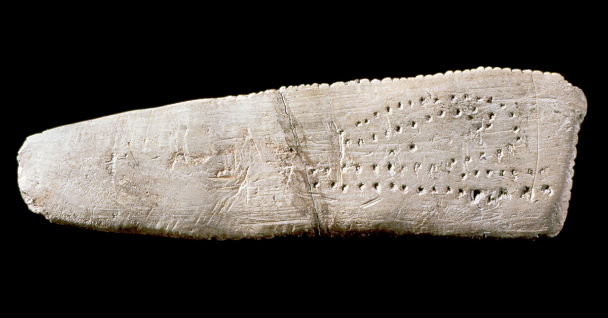 Появление 7 букв. Костяная пластина из Абри Бланшар. Костяная пластина из Абри-Бланшар, 30 000 год до н.э.. Костяные древние пластины. Древние кости с насечками.