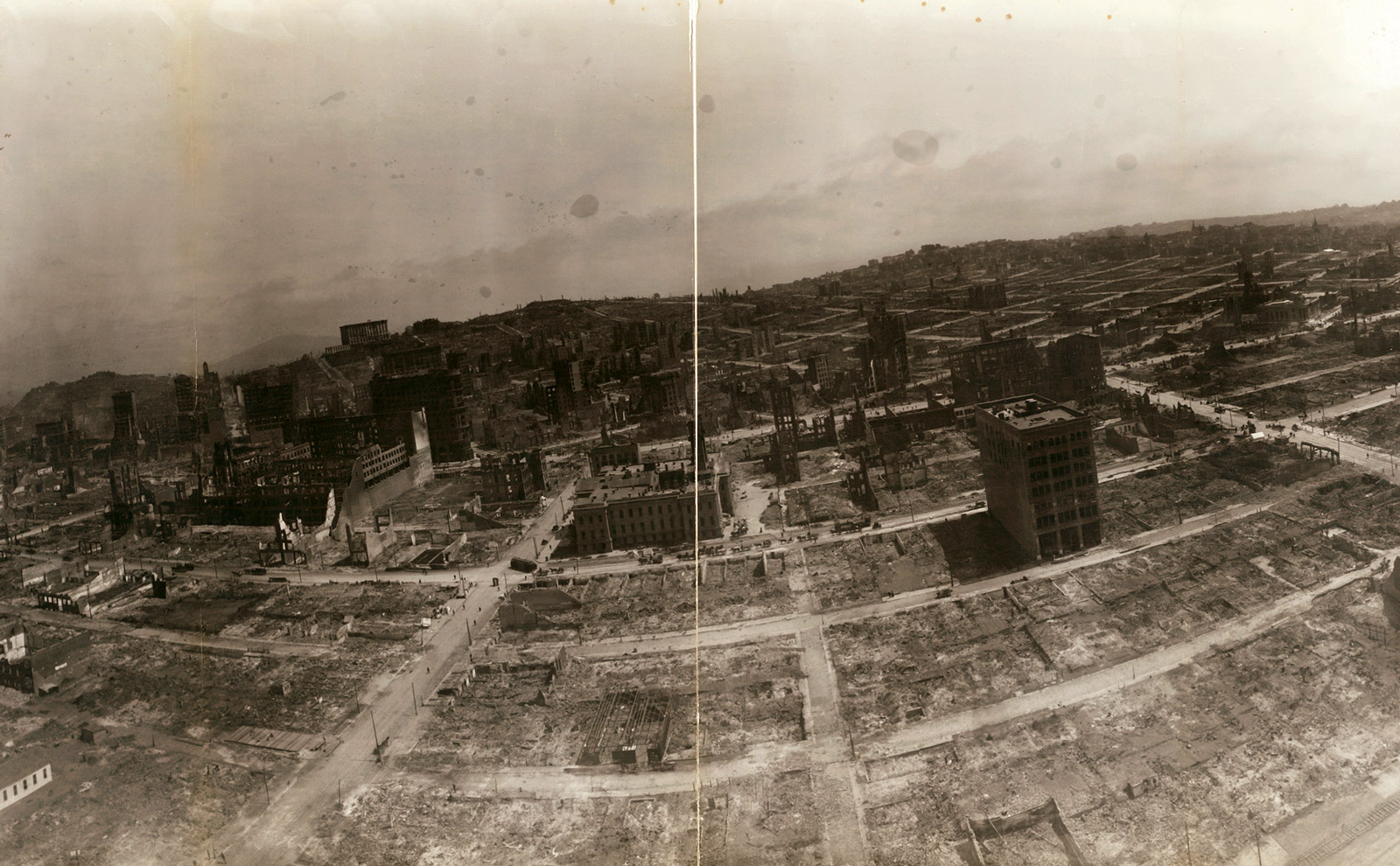 A 1906 aerial panoramic photograph taken by George R. Lawrence which shows San Francisco in ruins after the fire of the same year.