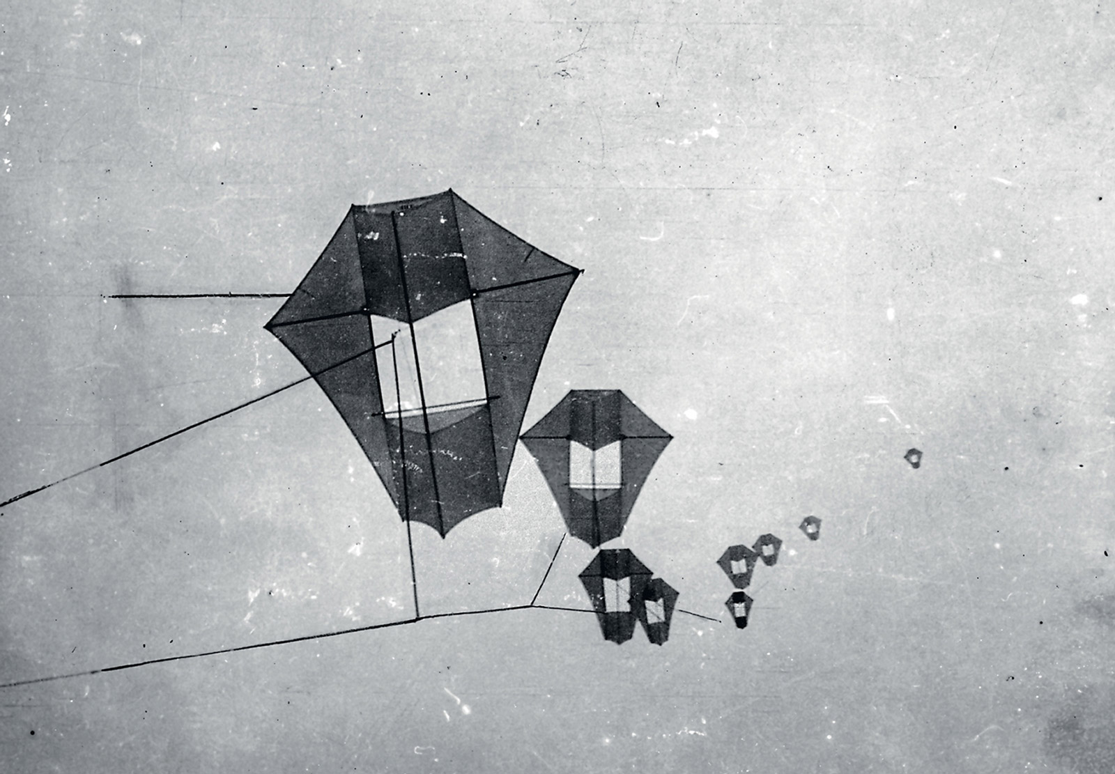 A photograph showing the train of kites that George R. Lawrence used to hoist his camera. 