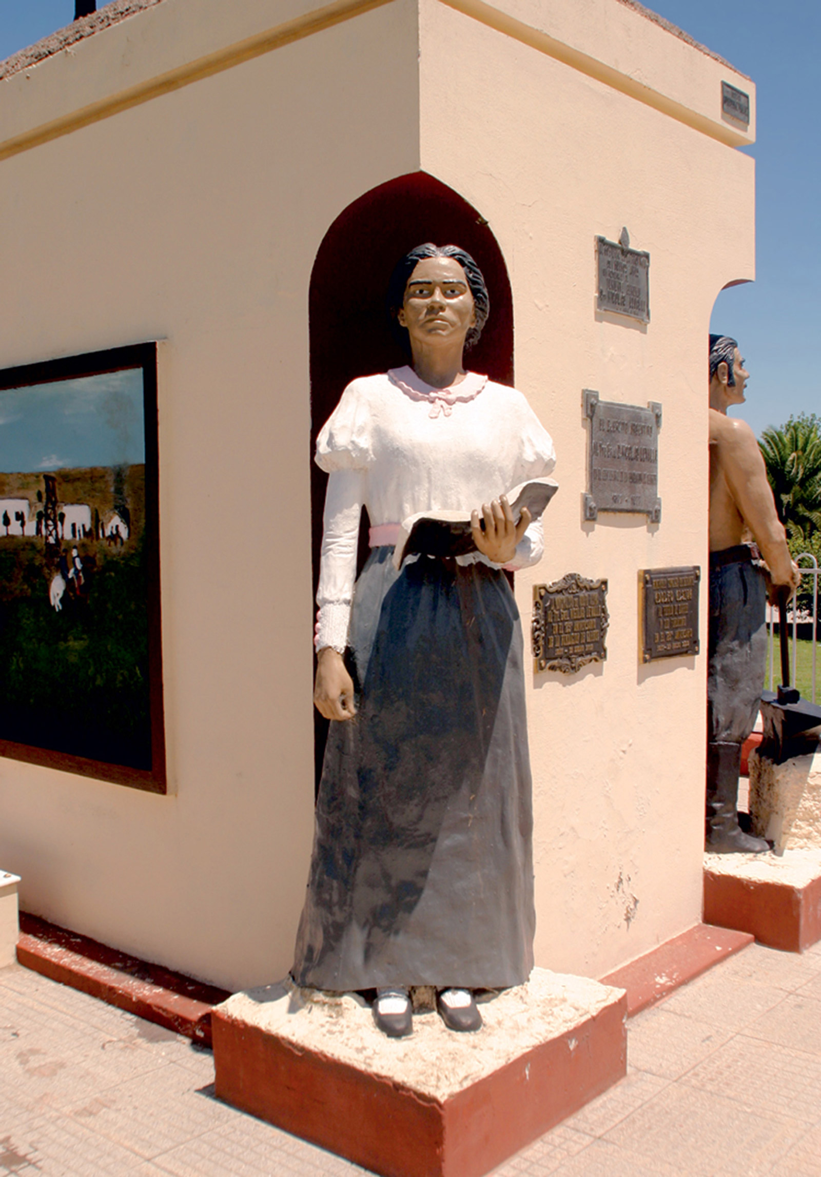 A photograph of Rodolfo Gómez Fernández’s “Monument to General Levalle” in Carhué, Argentina. 