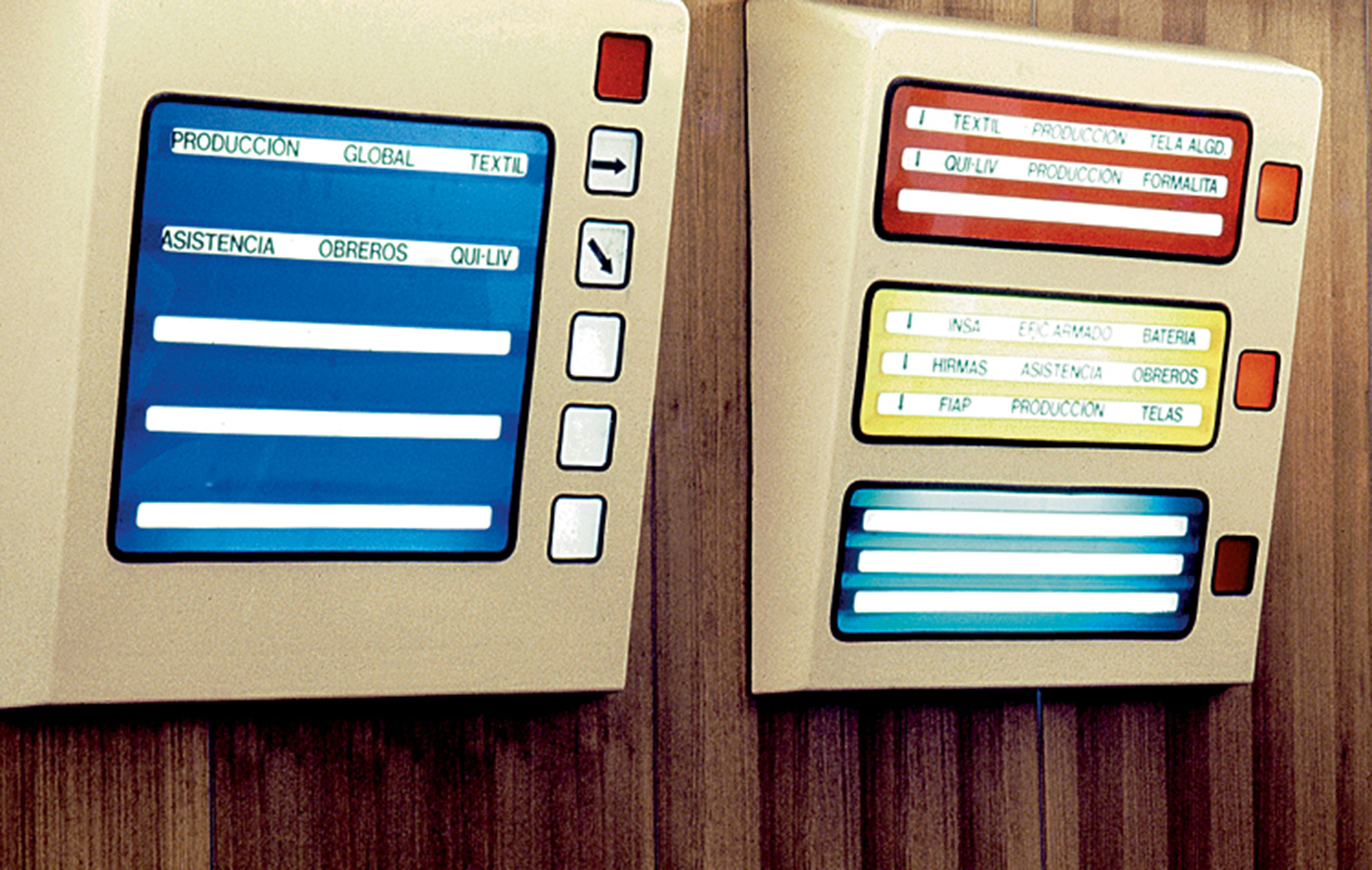 td {border: 1px solid #cccccc;}br {mso-data-placement:same-cell;}A photograph of display screens in the Cybersyn operations room.