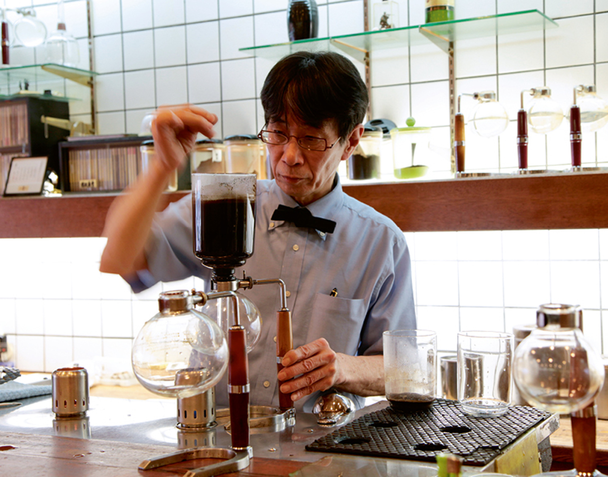 A photograph of the master brewing coffee at Kyoto’s Hanafusa. 