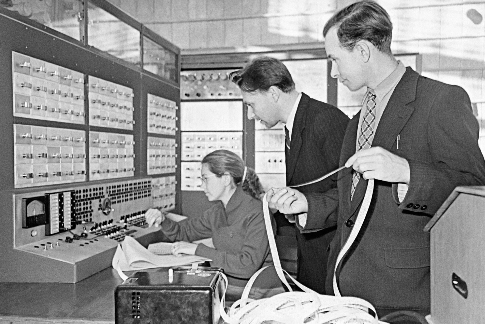 A photograph of operators using SETUN, the world's first ternary computer. The machine was designed by Nikolai Brusentsov in the late nineteen fifties and first tested in nineteen sixty. 