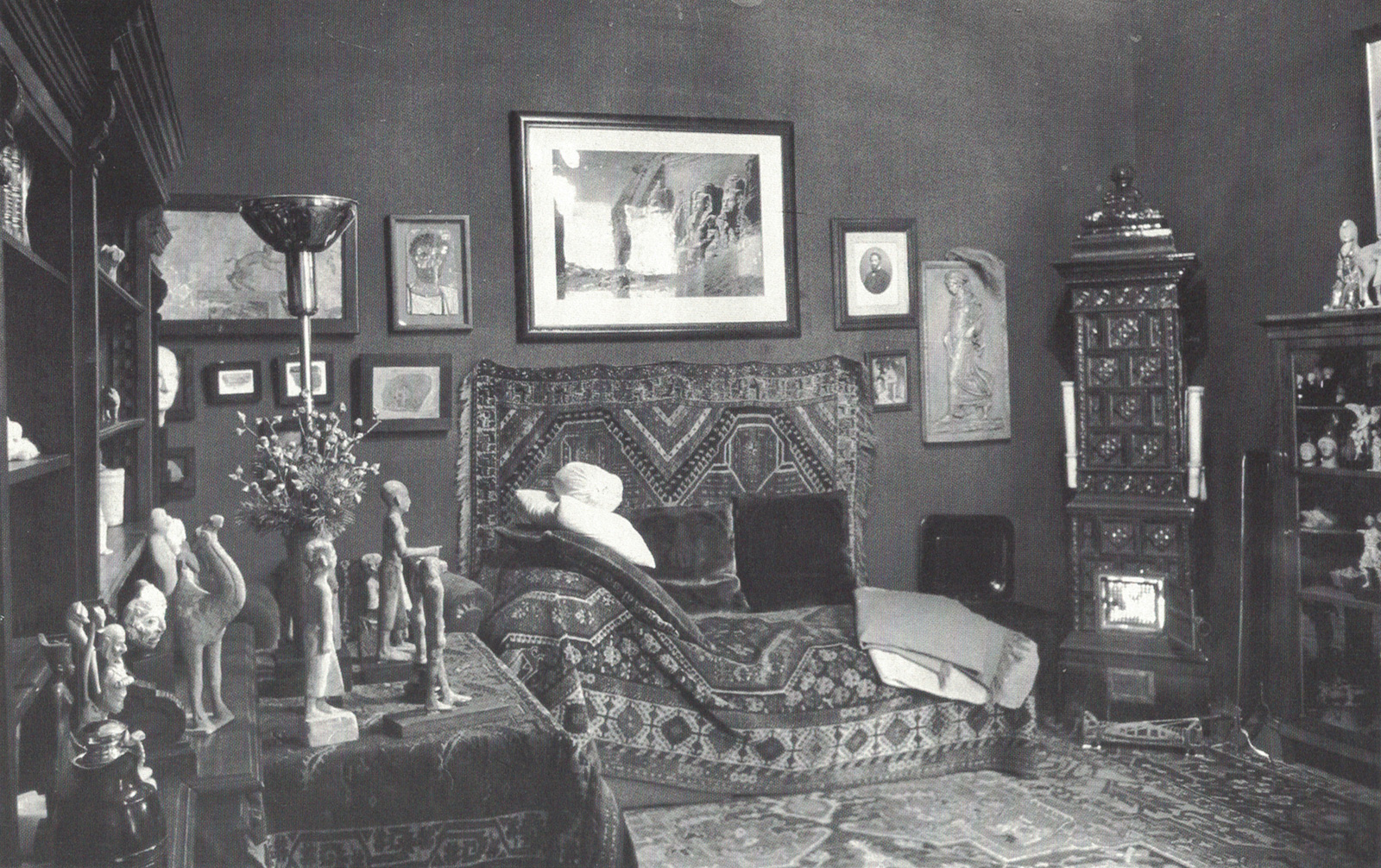 A photograph of Freud’s consulting room with couch and antiquities.