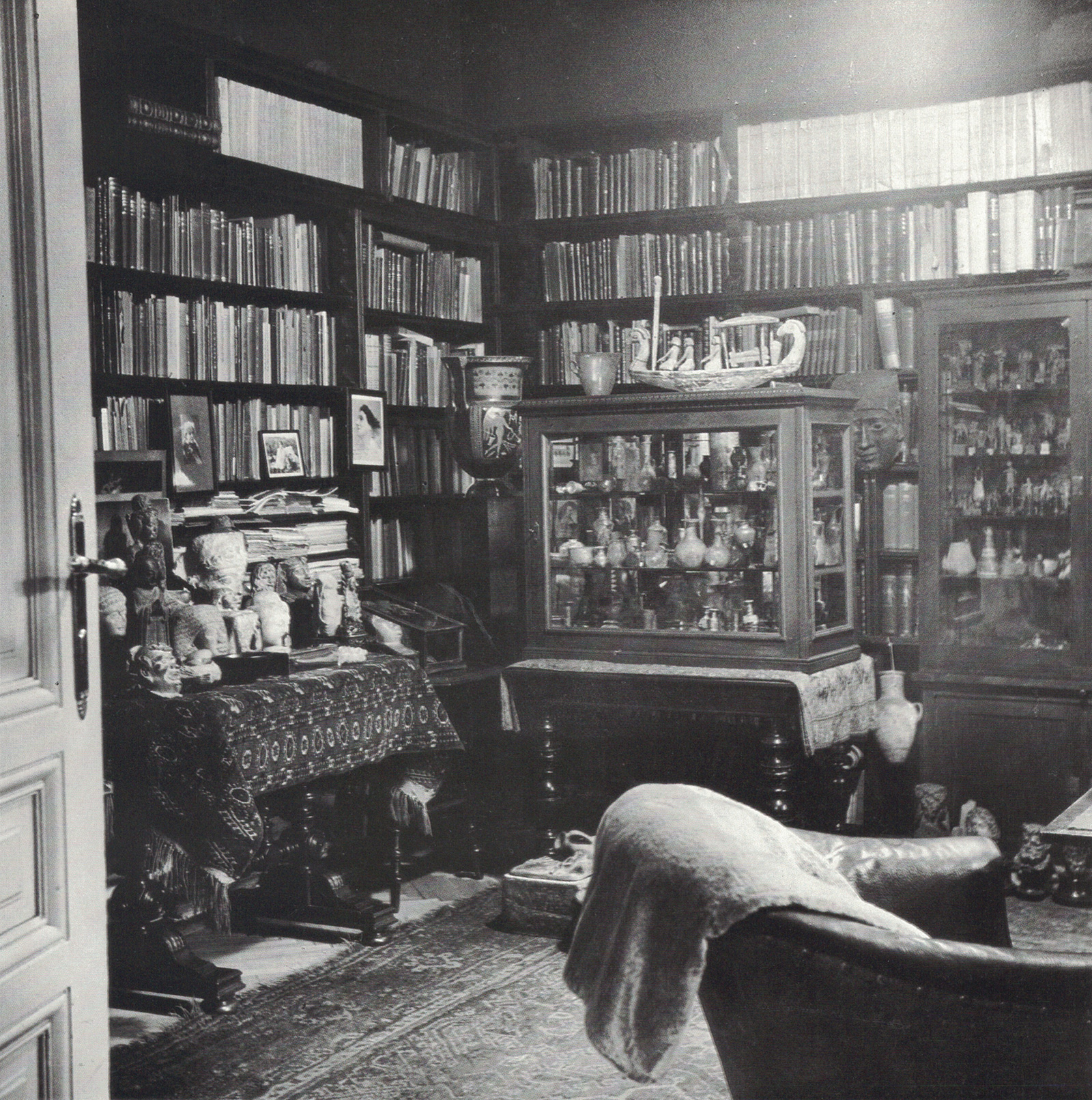 A photograph of books and antiquities in Freud’s study.