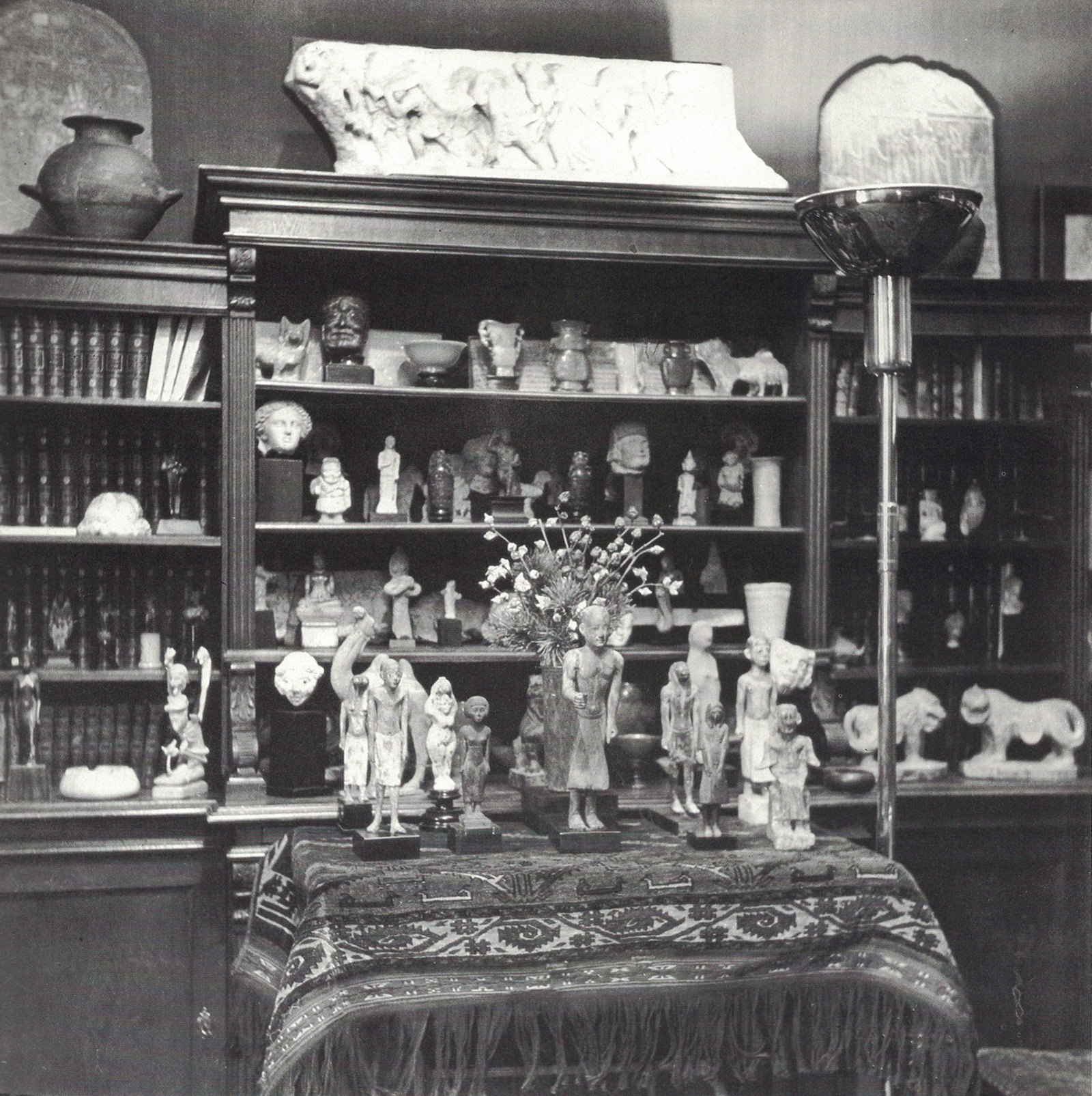 A photograph of books and antiquities in Freud’s consulting room.