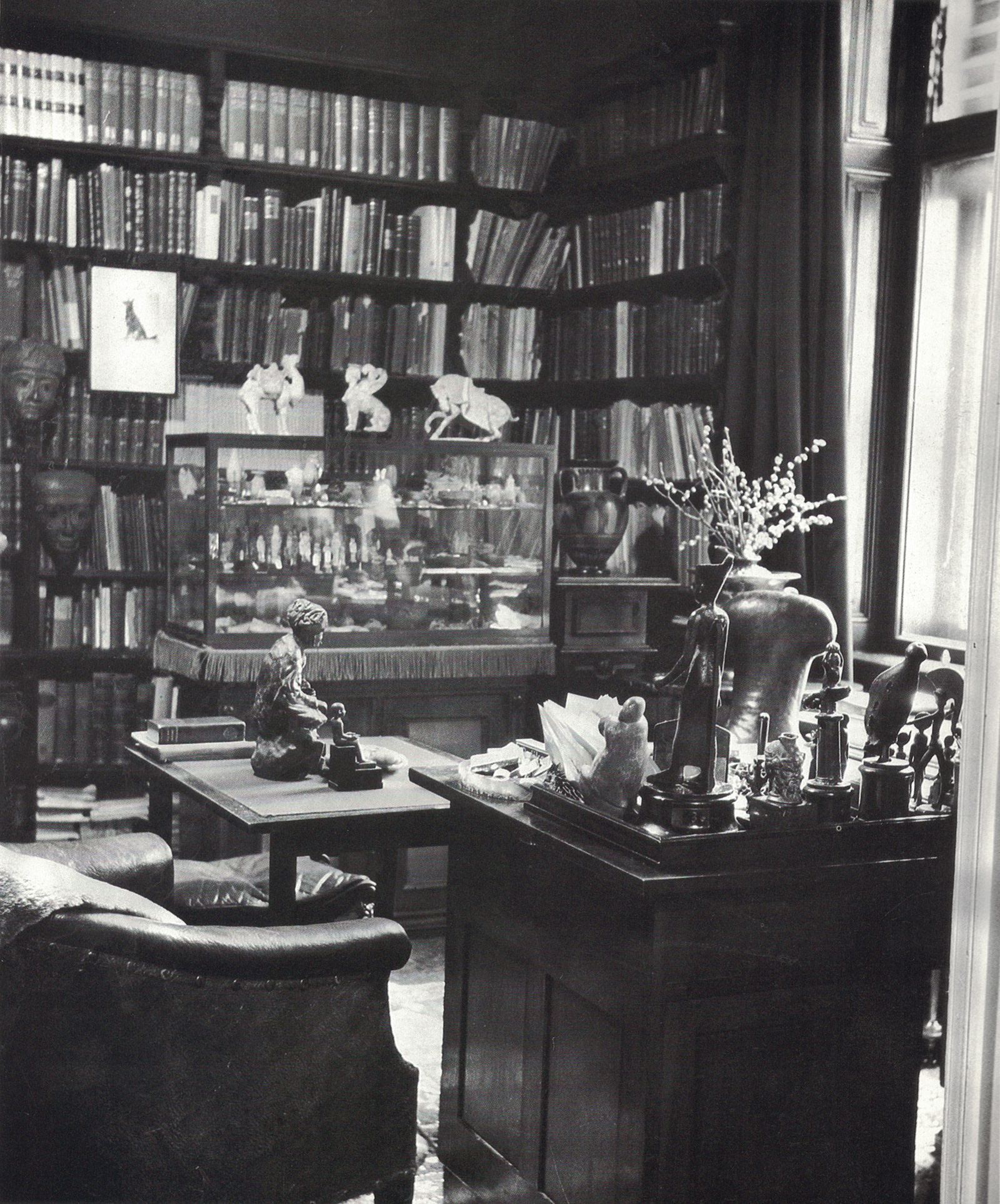 A photograph of books and antiquities in Freud’s study.