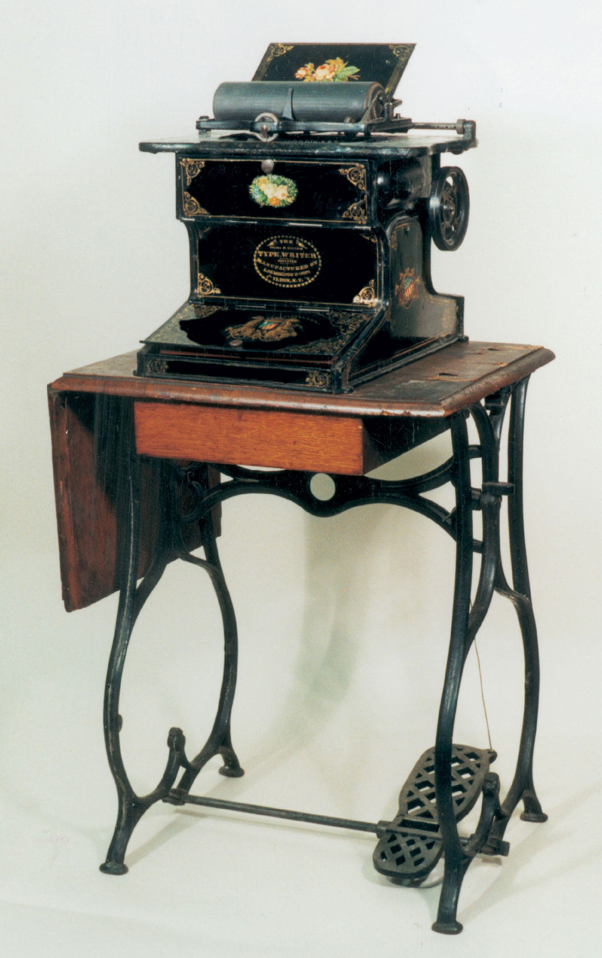 A photograph of a Sholes & Glidden typewriter from the 1870s, the model used by Mark Twain. 